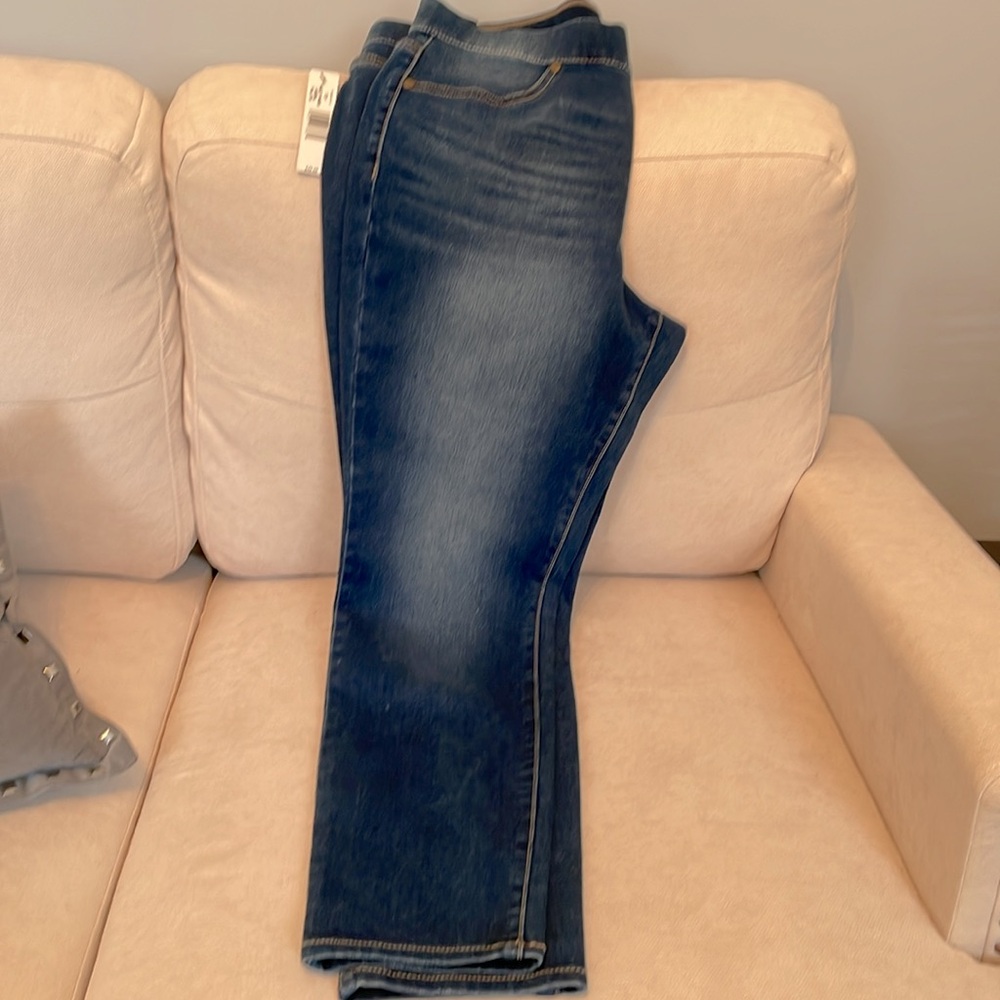 Women’s New Directions Hayley washed casual pull on skinny jeans.